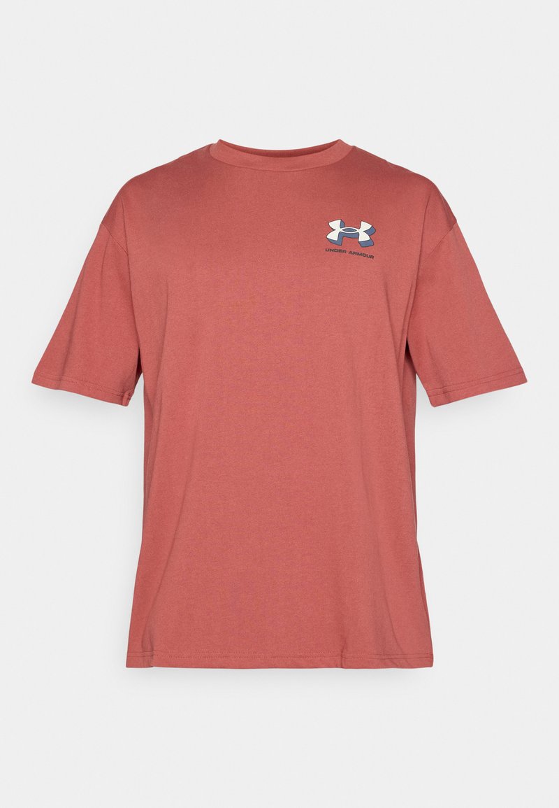 Camiseta de manga corta roja hecha de algodón, con cuello redondo y un logo azul de Under Armour en el lado izquierdo del pecho. Textura suave, ajuste relajado.