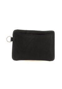 Portachiavi in pelle nera con un anello metallico attaccato al lato sinistro, sfondo semplice, forma rettangolare con cuciture visibili.