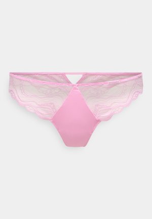 Ροζ δαντελένιο και υφασμάτινο στρινγκ με κυματιστή άκρη, που διαθέτει γεωμετρικό κεντρικό πάνελ και λεπτή ζώνη μέσης για ελάχιστη κάλυψη.