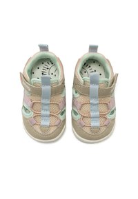 Zapatos infantiles que combinan malla beige y ante, con acentos en rosa pastel y menta, cerrados con una correa azul clara.