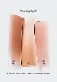 Trois échantillons de highlighter de maquillage en bronze, pêche et rose, étiquetés Dazzling Dusk, Hefty Highlight et Supreme Stardust.