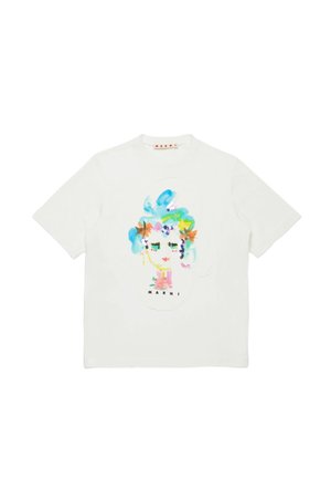 Witte katoenen t-shirt met een kleurrijke, abstracte gezichtsafbeelding met bloemaccenten en pailletten. Ronde halslijn en korte mouwen.
