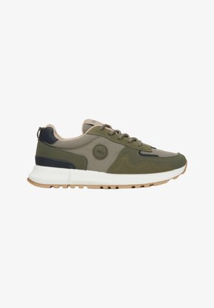 Zielono-beżowe buty sportowe z siateczkową cholewką, wyściełanym kołnierzem, okrągłym noskiem, gumową podeszwą oraz akcentującymi detalami po bokach i na pięcie.