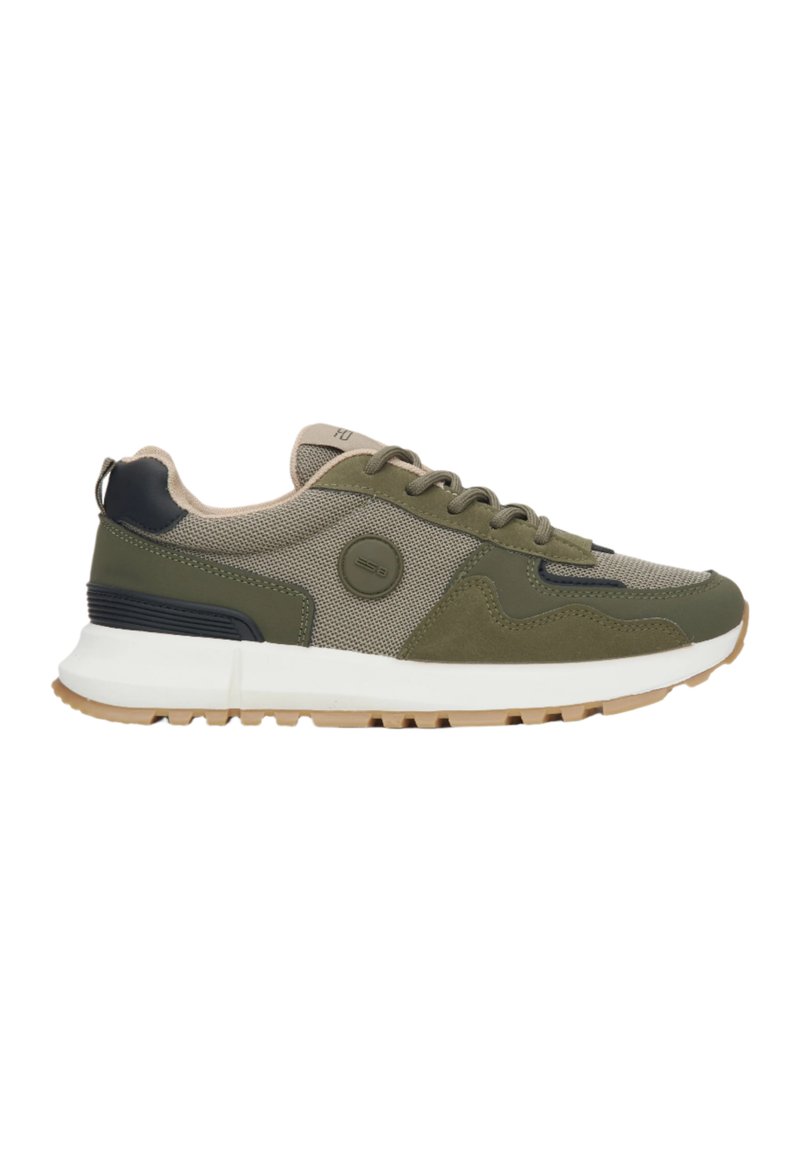 Zielono-beżowe buty sportowe z siateczkową cholewką, wyściełanym kołnierzem, okrągłym noskiem, gumową podeszwą oraz akcentującymi detalami po bokach i na pięcie.