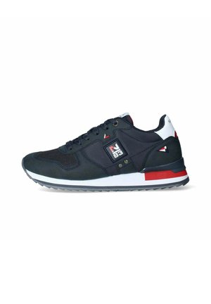 Scarpa sportiva navy con tomaia in mesh e sintetico, suola intermedia bianca, dettagli rossi e bianchi, punta tonda e suola in gomma testurizzata.