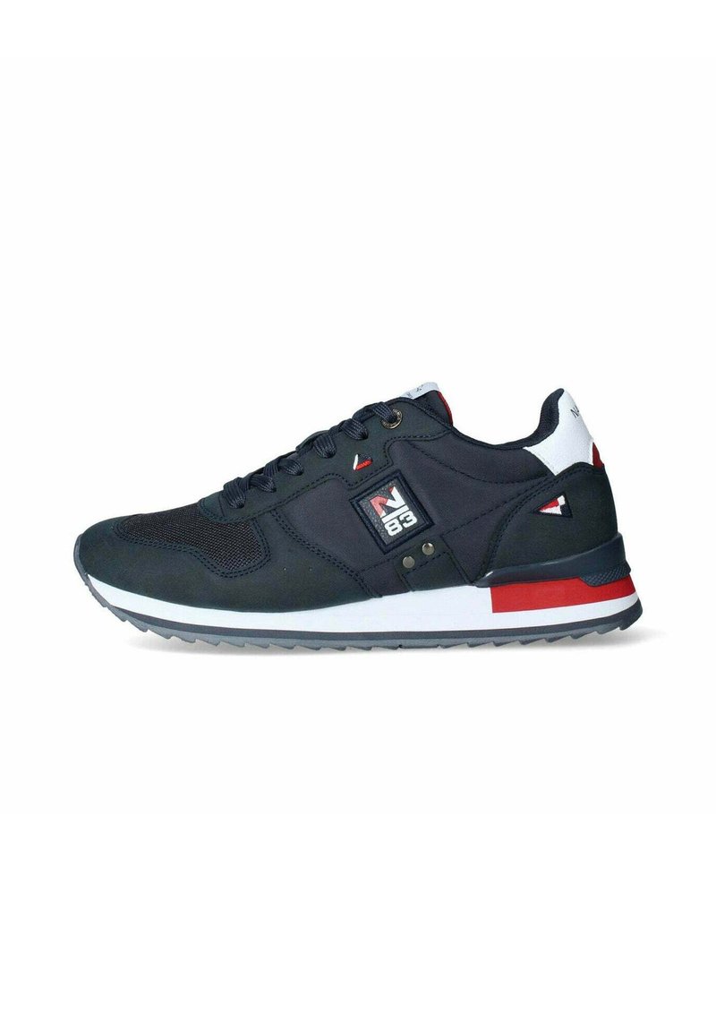 Scarpa sportiva navy con tomaia in mesh e sintetico, suola intermedia bianca, dettagli rossi e bianchi, punta tonda e suola in gomma testurizzata.