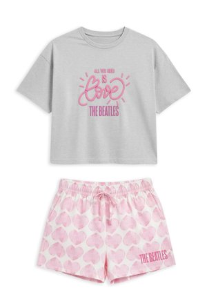 T-shirt gris clair coupé avec texte rose « All you need is love The Beatles » et short blanc avec motif de cœurs roses et texte « The Beatles ».