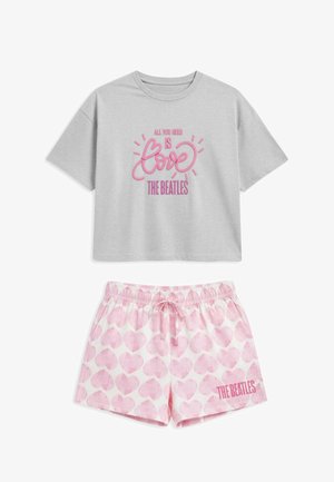 Jasnoszary krótki t-shirt z różowym napisem "All you need is love The Beatles" oraz białe szorty w różowy wzór serc i napisem "The Beatles".