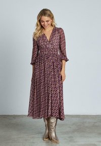 Lila Blumen-Wickeldress mit dreiviertelÄrmeln, fließendem Rock und Taillenzug; strukturierter Stoff mit filigranen Mustern.