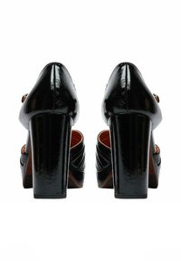 Scarpe con tacco alto in pelle verniciata nera con punta arrotondata, tacco spesso a blocco e texture arricciata sul retro.