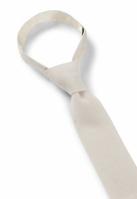 Cravatta beige strutturata con una fodera interna liscia, caratterizzata da un design classico e una punta affusolata. Notevole per il suo motivo sottile e la finitura elegante.