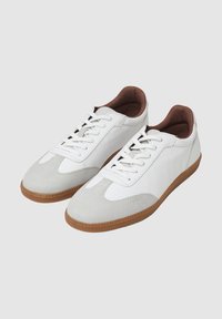 Sneaker in pelle bianca con accenti in suede grigi, solette imbottite marroni, lacci piatti e suola in gomma testurizzata. Design a punta arrotondata.