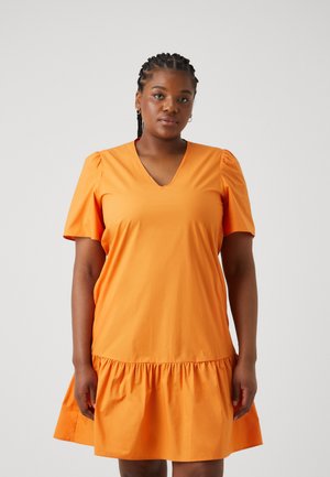 Oranje jurk met een V-hals, korte pofmouwen en een geruffelde zoom. Gemaakt van lichtgewicht stof met een zachte textuur.