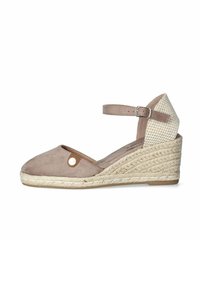 Espadrilla a zeppa in suede marrone chiaro, con cinturino alla caviglia e suola in juta intrecciata. Il tallone è accentuato da un tessuto a motivo cane di Piena.