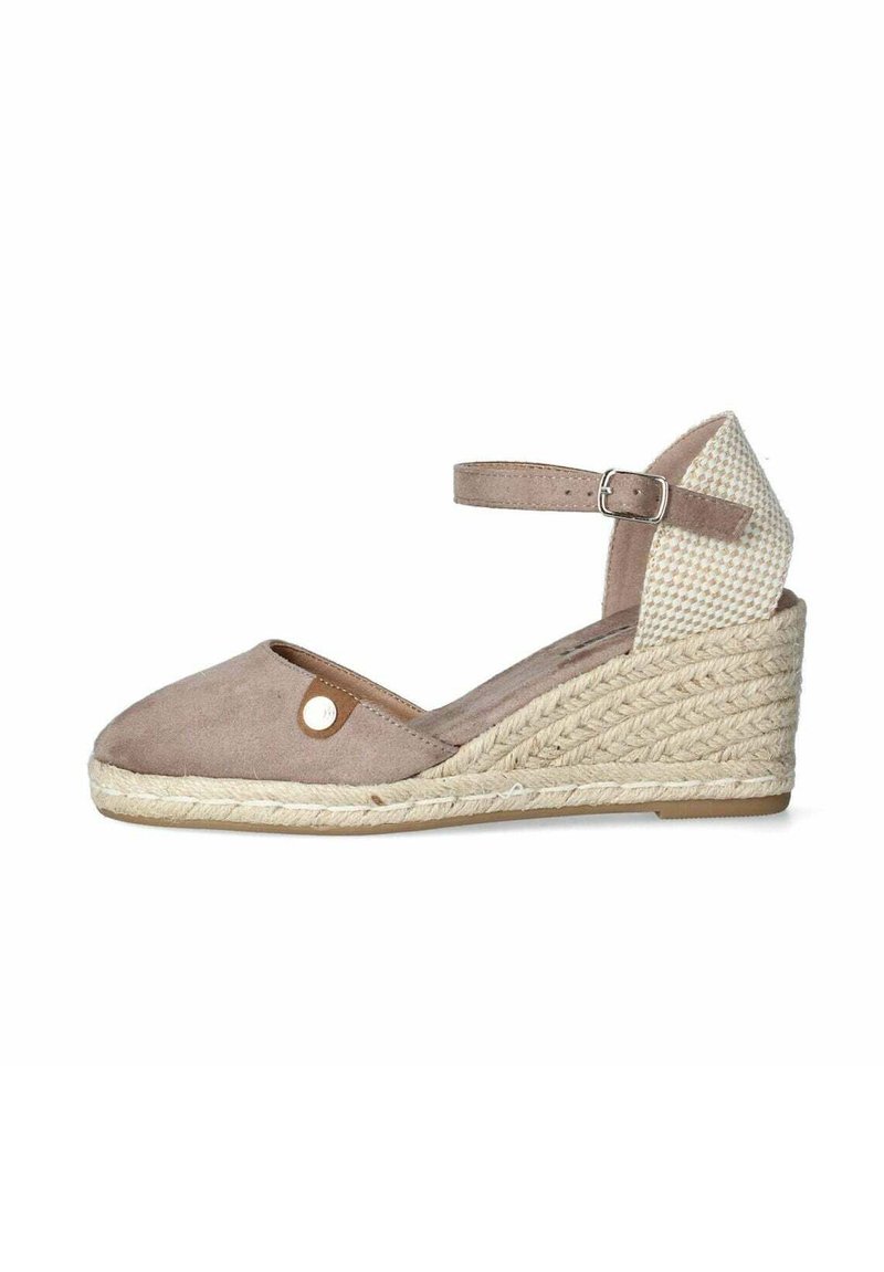 Espadrilla a zeppa in suede marrone chiaro, con cinturino alla caviglia e suola in juta intrecciata. Il tallone è accentuato da un tessuto a motivo cane di Piena.