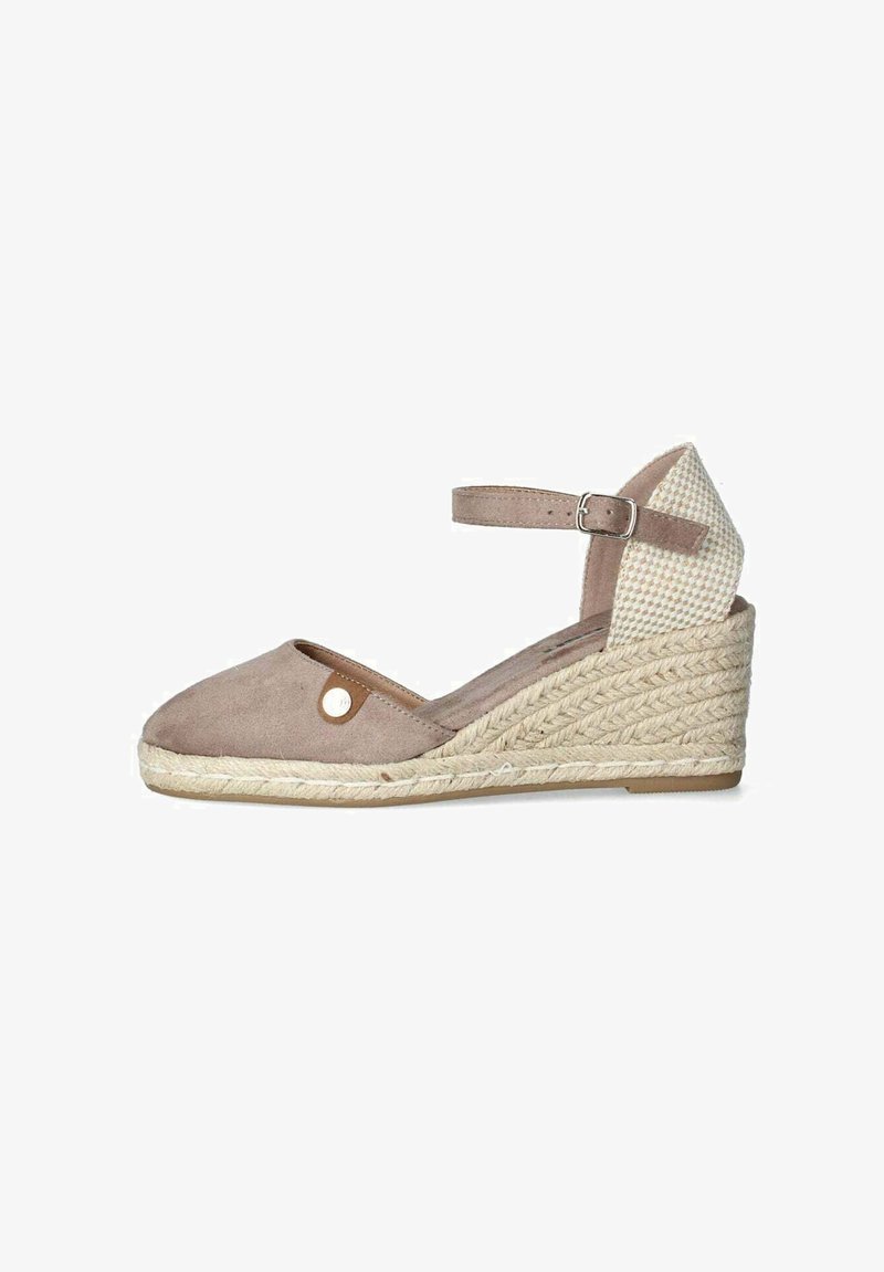 Espadrilla a zeppa in suede marrone chiaro, con cinturino alla caviglia e suola in juta intrecciata. Il tallone è accentuato da un tessuto a motivo cane di Piena.