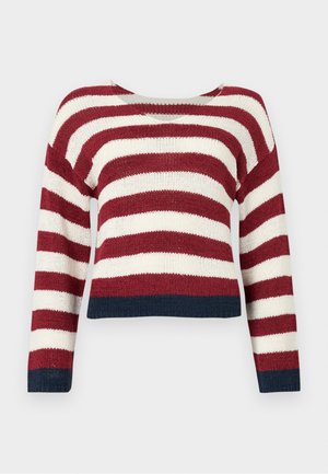 Häkelpullover mit horizontalen roten und weißen Streifen, mit einem cropped Design und marineblauem Saum an der Unterseite und den Ärmeln.