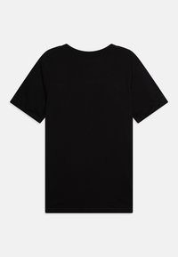 Juodas trumpomis rankovėmis T-shirt'as su klasikiniu apvaliu kaklu, pagamintas iš lygaus medvilnės audinio, vienos spalvos, be matomų logotipų ar raštų.