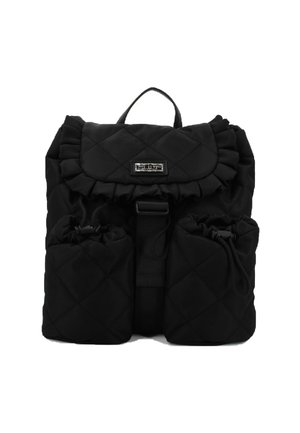 Zaino imbottito nero con pattina arricciata, due tasche anteriori con cordoncino e manico superiore contro uno sfondo bianco.