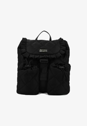 Zaino imbottito nero con pattina arricciata, due tasche anteriori con cordoncino e manico superiore contro uno sfondo bianco.