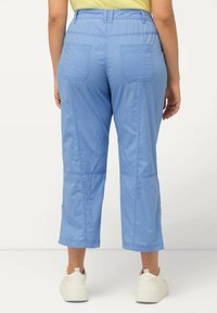 Ulla Popken 7/8 RETROUSSABLE POCHES - Pantalon classique - cloud blue