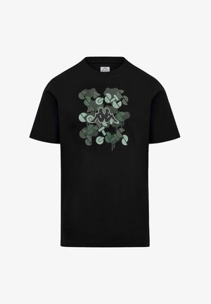 T-shirt noir à manches courtes avec des formes abstraites vertes et une silhouette centrale de deux personnes assises dos à dos sur le devant.