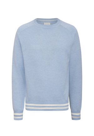 Jasnoniebieski sweter z dzianiny z długim rękawem i okrągłym dekoltem, z białymi podwójnymi paskami na mankietach i dole.