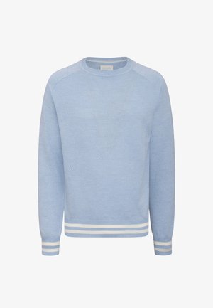 Maglione a maniche lunghe di colore azzurro chiaro con scollo rotondo, caratterizzato da doppie strisce bianche su polsini e orlo.