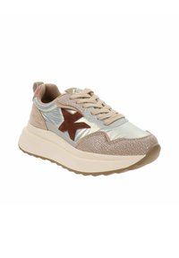 Sneaker cremosi con un accentuato stella marrone testurizzato, dettagli metallici argento e una suola spessa di colore chiaro. Presentano lacci e una tomaia in tessuto morbido.