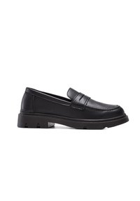 Mocassins en cuir noir à enfiler avec un bout rond, présentant des détails de couture horizontaux et une semelle texturée pour une meilleure adhérence.