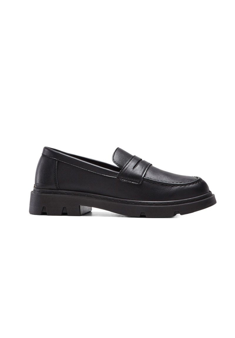 Mocassins en cuir noir à enfiler avec un bout rond, présentant des détails de couture horizontaux et une semelle texturée pour une meilleure adhérence.