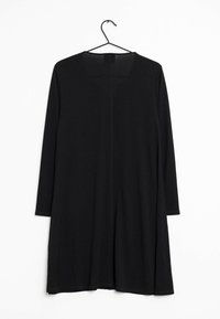 Svart långärmad klänning med rund halsringning, tillverkad av mjukt tyg, har en rak skärning och en medellång fåll, hängande på en svart krok.