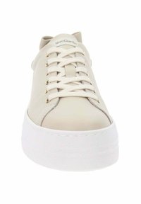 Zapatilla de cuero blanca con punta redonda, suela plana de goma blanca, acentos beige y cintas planas beige pasadas por ojales dorados.