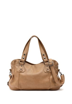 Jasnobrązowa skórzana torebka z podwójnymi uchwytami, ozdobnymi metalowymi ćwiekami i regulowanym paskiem na ramię z klamrą.