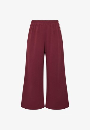 Weite bordeauxrote Hose mit elastischem Bund und dezentem seitlichem Streifendetail, auf mittlerer Wadenhöhe gekürzt.