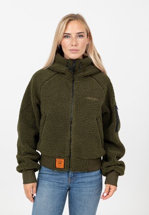 Groene fleecejack met een rits aan de voorkant, hoge kraag en ribbelmanchetten. Beschikt over een label op de tailleband en een ritszak op de mouw.