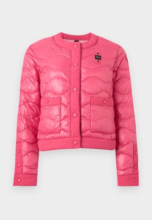 Ροζ καπιτονέ μπουφάν με κουμπιά τύπου σναπ, δύο τσέπες μπροστά, μακριά μανίκια και μια μικρή μαύρη ετικέτα στο αριστερό στήθος.