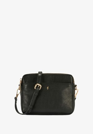 Czarna skórzana torebka na ramię z złotym wykończeniem, z zapięciem na zamek i regulowanym paskiem, charakteryzująca się teksturowaną powierzchnią i detalem z logo.