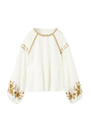 Blusa bianca a maniche lunghe con ricami floreali dorati sulle maniche, sul collo e sulla parte superiore del petto, con scollo rotondo e vestibilità ampia.
