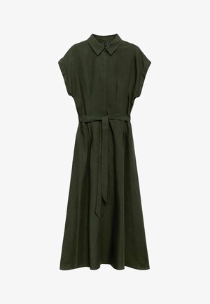 Khaki zelené šaty s golierovým výstrihom, krátkymi rukávmi a opaskom v páse. Vyrobené z hladkej látky, s plnou sukňou a skladmi.