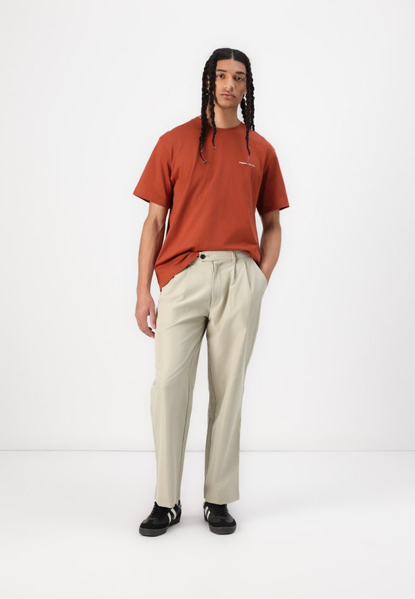 JPSTBILL PEYTON WIDE PLEATED - Chinos - abbey stone2