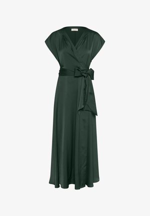 Donkergroene satijnen wikkeljurk met korte mouwen, een diepe V-hals en een strikceintuur. Vloeiende, vloerlange stijl met een gladde textuur.