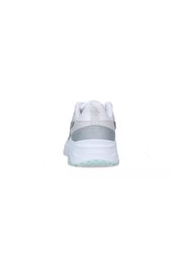Scarpa sportiva bianca con dettagli grigi, caratterizzata da una suola spessa, tallone textured e occhielli rinforzati. La vista posteriore mostra un collare imbottito.
