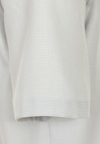 Hellgrau kurzärmliges Hemd mit einem Karomuster, das eine glatte Textur und einen sauberen Saum aufweist. Der Stoff wirkt atmungsaktiv und leicht.