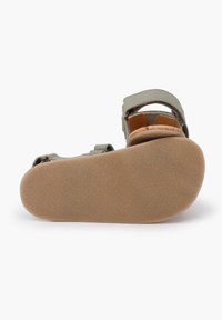 Zelená sandál s pro textured gumovou podešví, nastavitelným páskem a korkovou stélkou. Disponuje měkkým svrchním materiálem a minimalistickým designem.