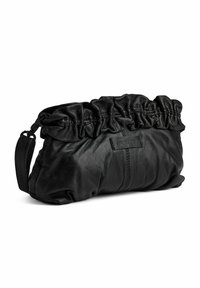 Fekete bőr clutch táska ráncolt tetejével, sima felülettel és kis fogantyúval. Dombornyomott logóval és minimalista dizájnnal rendelkezik.