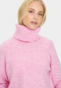 Švelni, tekstūruota, rožinė turtleneck megzta palaidinė. Savybė – sulankstytas banguotas apykaklė ir raglanas rankovės.