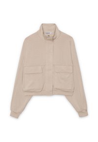 Chaqueta beige recortada con cuello alto, mangas largas y dos bolsillos delanteros. Confeccionada con tejido suave, presenta una textura lisa y detalles mínimos.