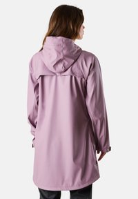 Giacca impermeabile viola chiaro con cappuccio, caratterizzata da una vestibilità comoda, maniche lunghe e una apertura sul retro per il passaggio dell'aria. Texture liscia.