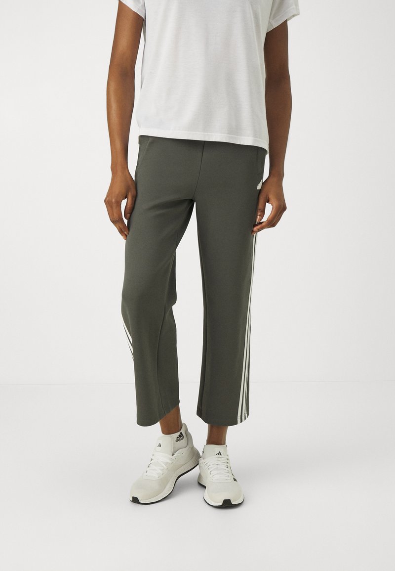 adidas Sportswear FUTURE ICONS - Jogginghose - legend ivy
